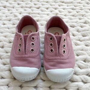 Cienta Slip On Shoes - Size 6 (22)
